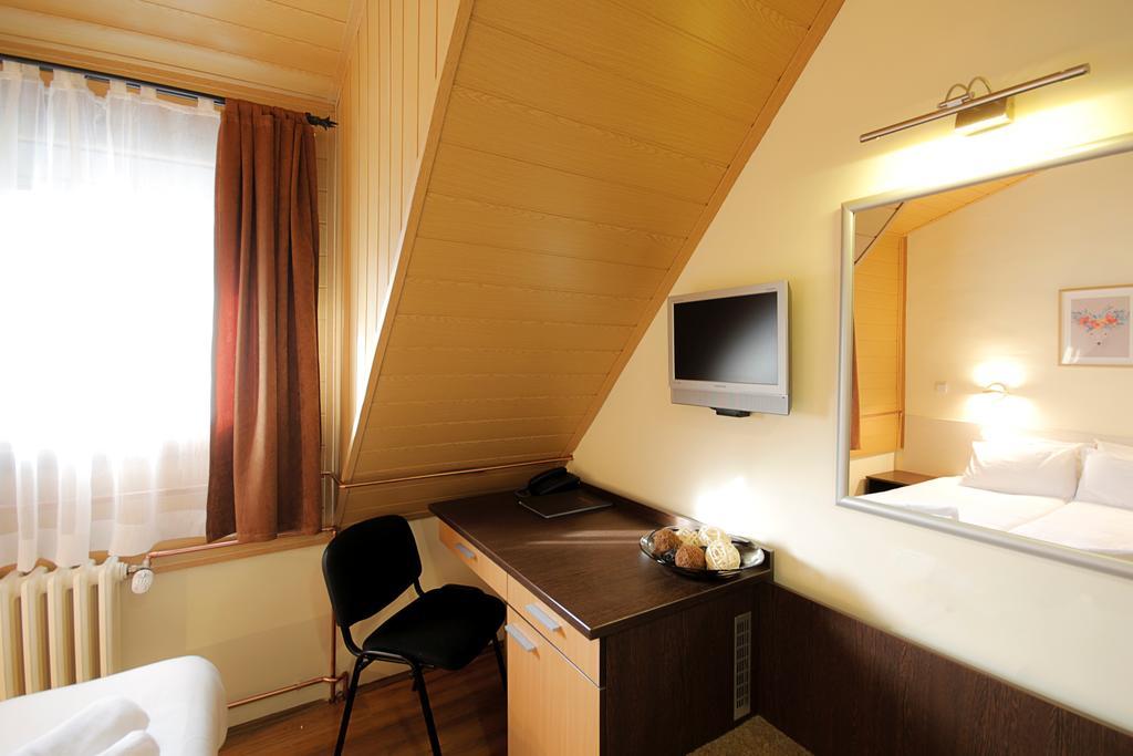 Hotel Junior โคเปานิก ภายนอก รูปภาพ
