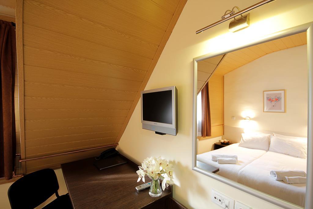 Hotel Junior โคเปานิก ภายนอก รูปภาพ